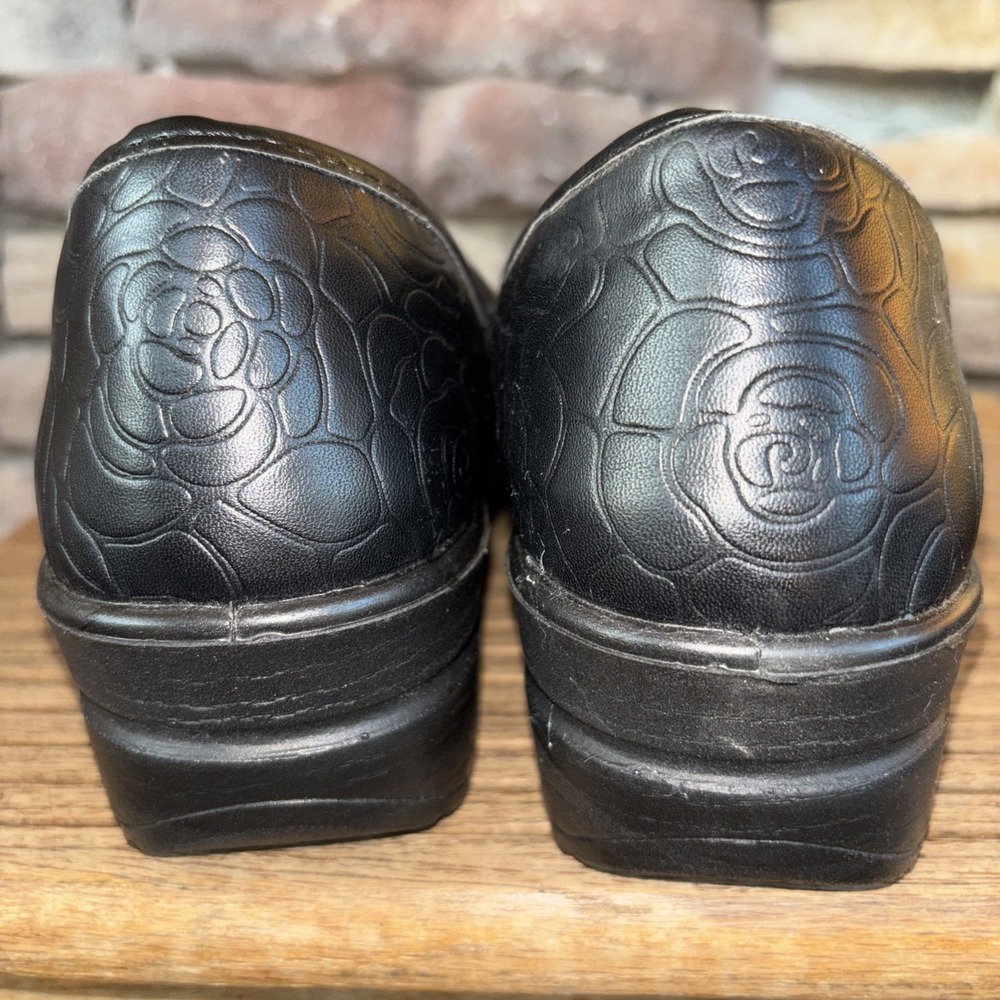 Easy Street 5.5 M Slip Resistant Comfort Nursing Clogs Shoes Black Rose Print - Picture 5 of 10